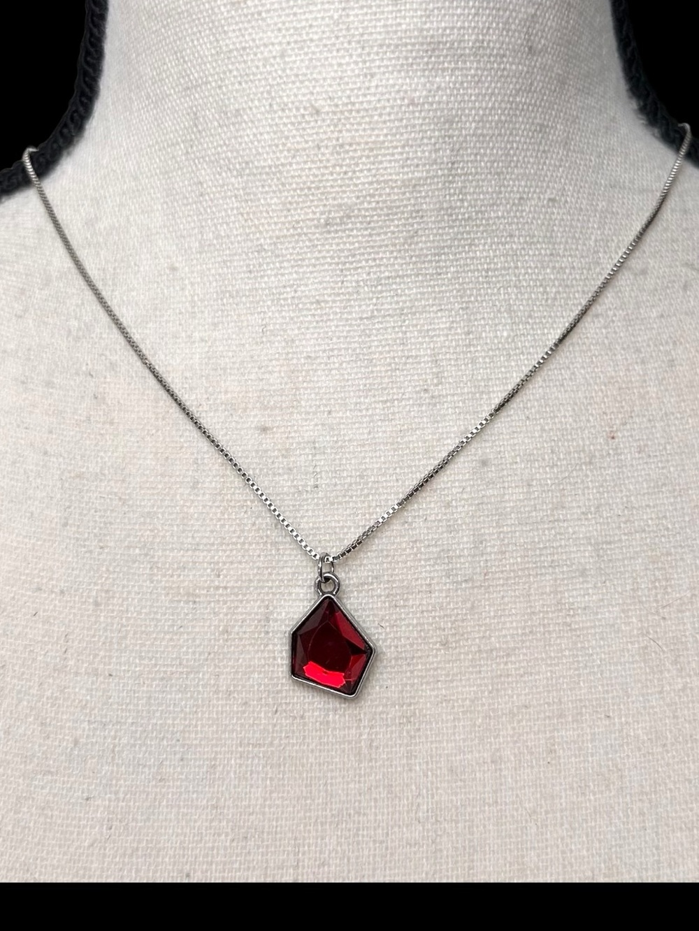 ♥️Pentagon Shaped Red Pendant Necklace on Silver Box Chain